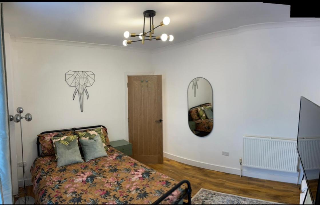 The South Valley Home Neath Bagian luar foto