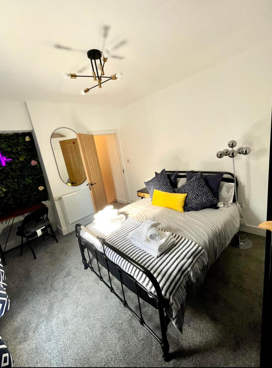 The South Valley Home Neath Bagian luar foto
