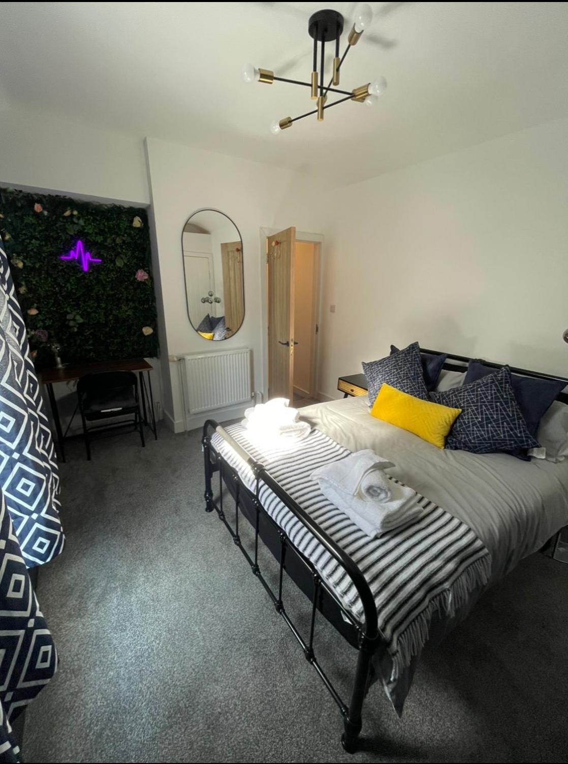The South Valley Home Neath Bagian luar foto